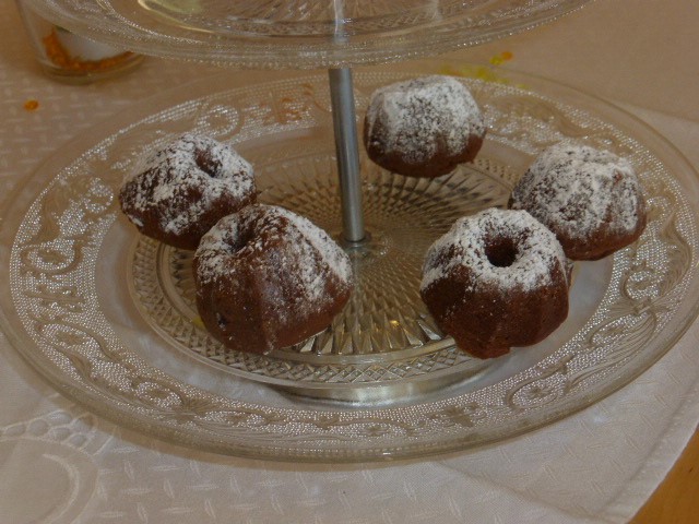 Konditorei
In der Konditorei gilt das Motto: Lust auf was Süsses, komm in unsere Konditorei. Im Verkauf gibt es am Mittwoch Schokoladenmuffins , Minigugelhopf, Vanilleroulade und Nusschnecken. 
Morgen im Verkauf: Schwarzwälderwürfel, Karottenkuchen, Nusschnecken, Vanilleroulade, Zitronencupcakes, Mailänderli und Smartiescookies.