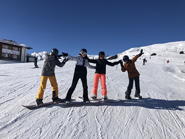 Vier Snowboarderinnen auf den Pisten