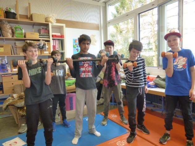 Buckfit
Buckfit ist ein wunderschönes Fitnesscenter, wo die Kinder trainieren und spielen können. Man kann bei ihnen eine Karte für 5 Biz kaufen, mit der darf man immer gratis rein.
