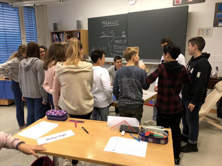 Instruktion im Schulzimmer