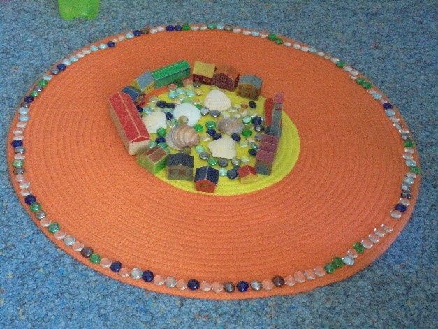 Kunstatelier
Im Kunstatelier machen die Kinder Kunstgegenstände. Die Kunden können farbige Bilder und spannende Kunstwerke kaufen.   

