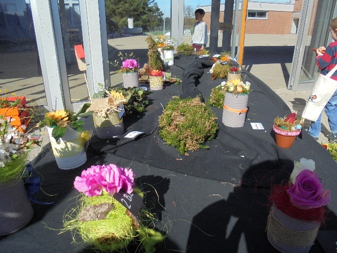 Gärtnerei
In der Gärtnerei werden schöne Blumengestecke hergestellt. Wir verzieren Blumentöpfe. Wir haben auch eine andere Gärtnerei besucht und lernen wie man Blumen mit Stöcken und Moos aus dem Wald verziert.
