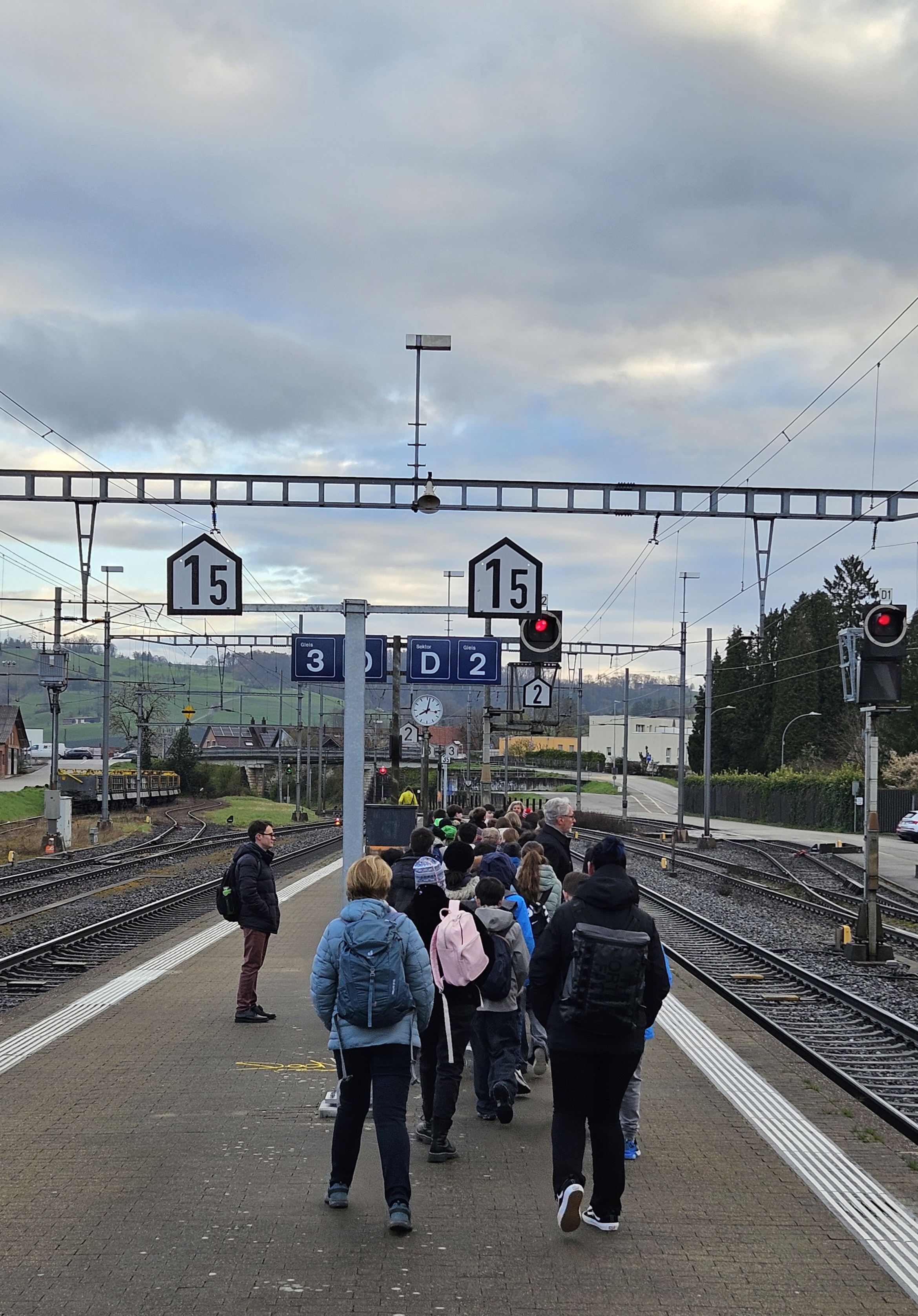 Umsteigen auf den Schnellzug nach Zürich Flughafen.