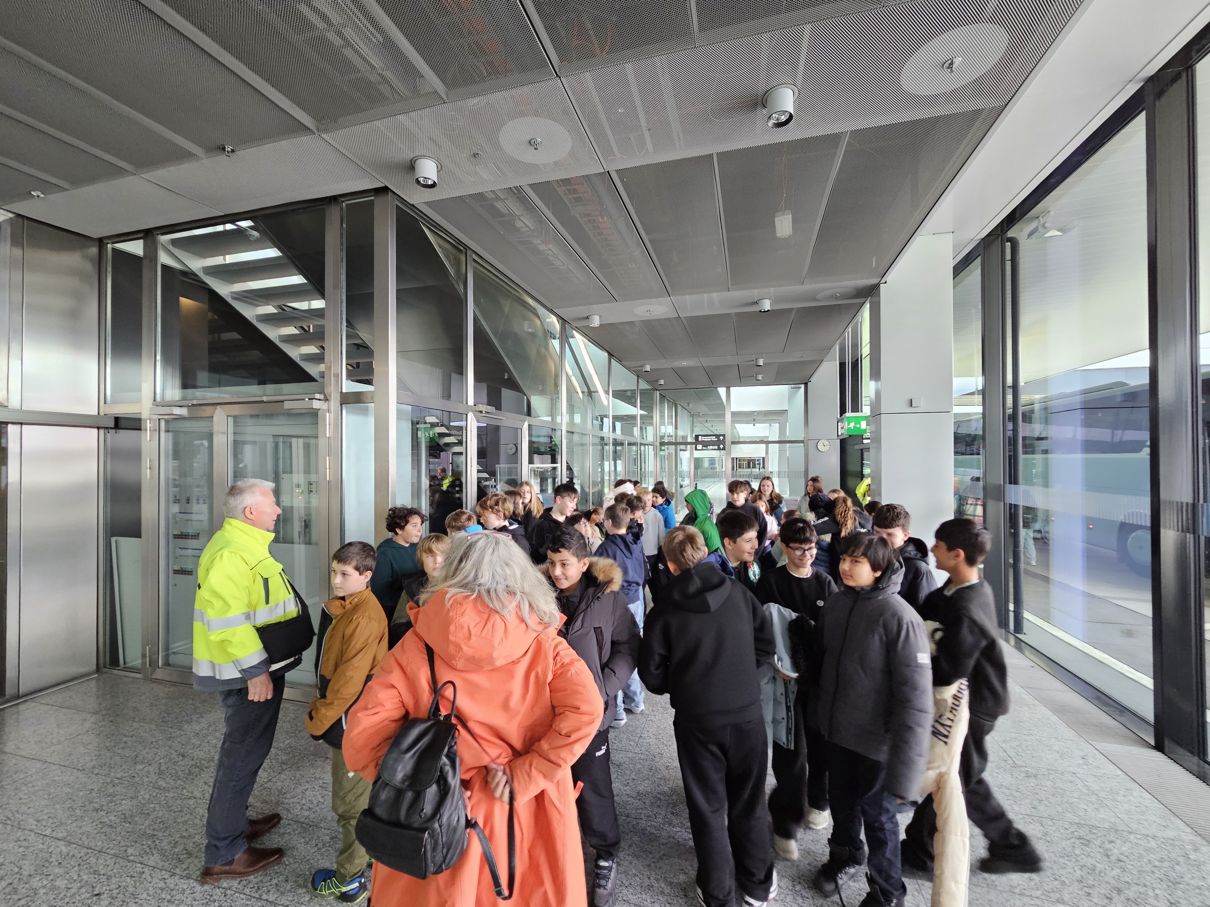 Bald geht's los auf die Flughafenrundfahrt.