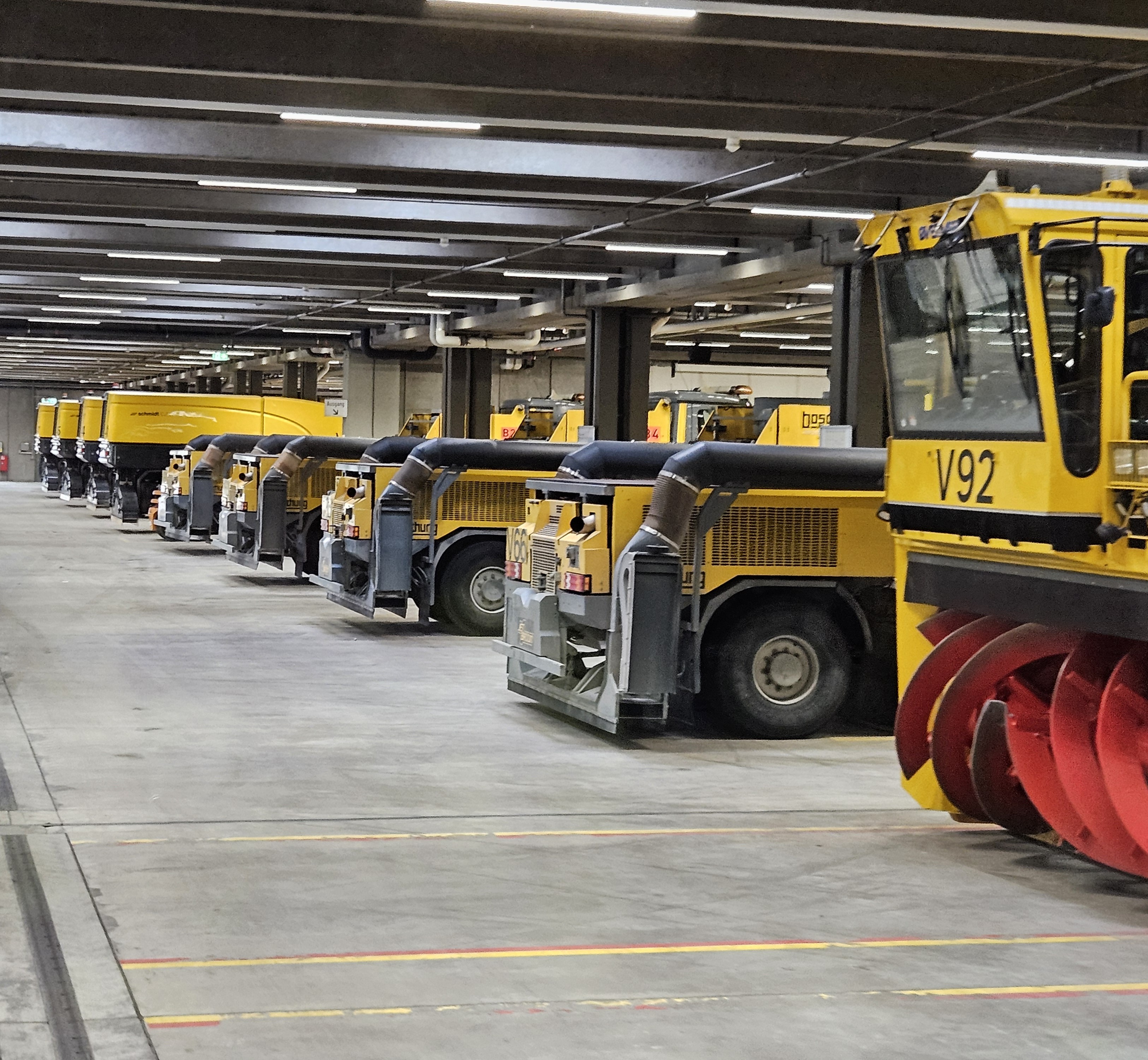 Der Fuhrpark ist bereit für die Schneeräumung der Pisten.