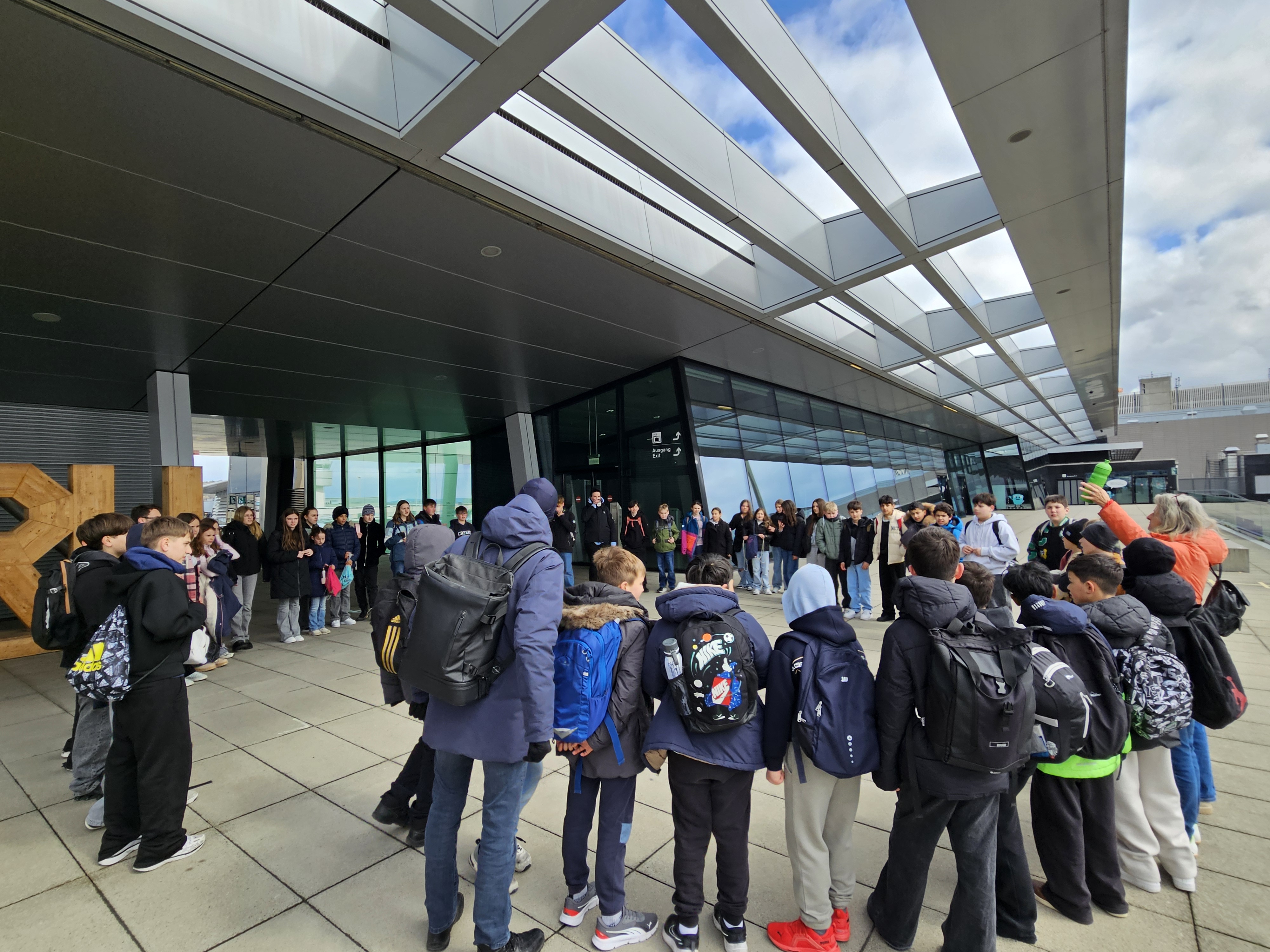 Besammlung auf der Zuschauertribüne.