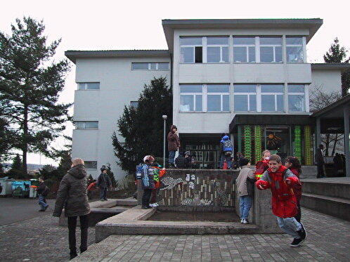Frontansicht vom Schulhaus Leepünt 1