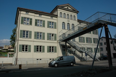 Altbau Schulhaus Oberuster mit Passarelle