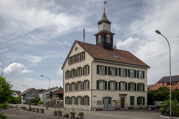 Das Türmlischulhaus steht im Zentrum von Nänikon und ist mit dem weit herum sichtbaren Uhrenturm das Wahrzeichen von Nänikon.
