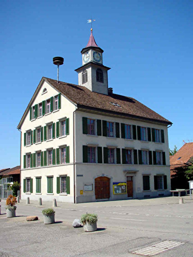Das Türmlischulhaus steht im Zentrum von Nänikon und ist mit dem weit herum sichtbaren Uhrenturm das Wahrzeichen von Nänikon.