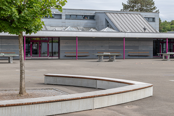 Das Schulhaus Gschwader steht am Stadtrand und hat einen schönen Ausblick auf Wiese und Waldrand.