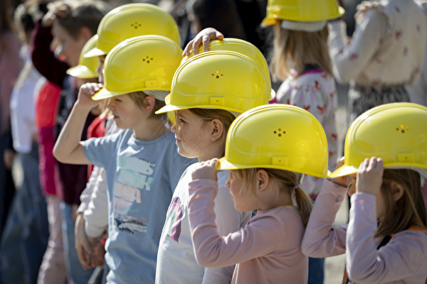 Schülerinnen und Schüler aus dem Schulrat mit gelben Bauhelmen