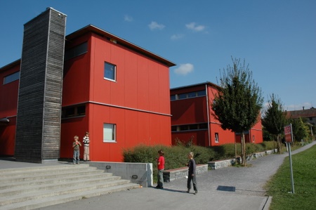 Schulhaus Singvogel mit drei Schulzimmertrakten und einer Mehrzweckhalle