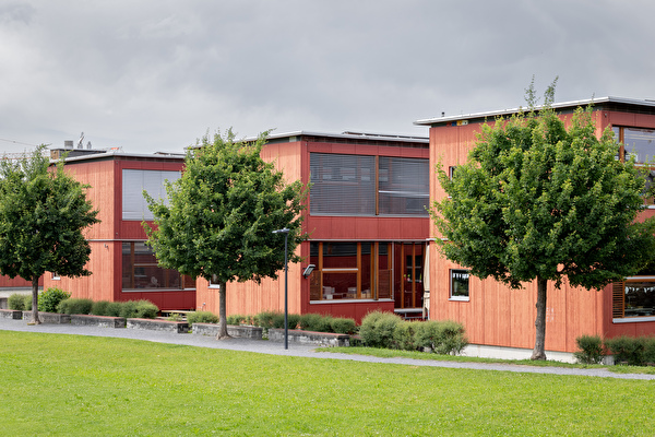Schulhaus Singvogel mit drei Schulzimmertrakten und einer Mehrzweckhalle