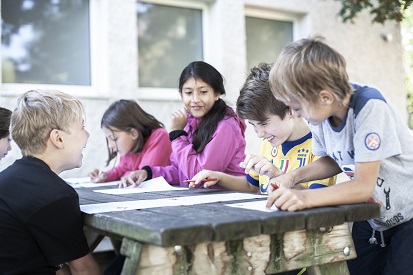 Kinder bei einer Gruppenarbeit