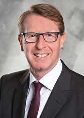 Das ist ein Foto von Markus Zollinger. Er ist Gesamtschulleiter.