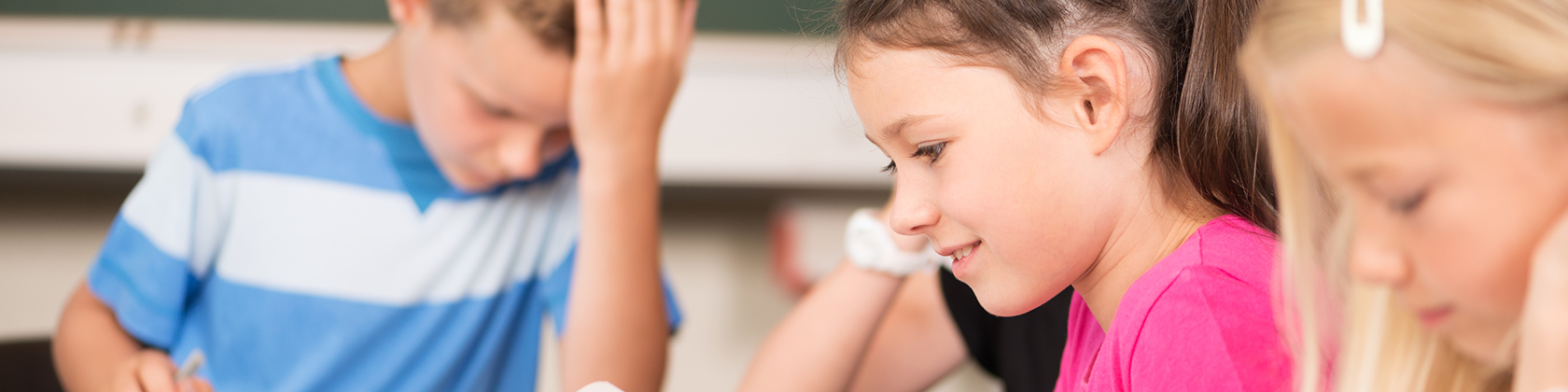 Kinder konzentriert am Arbeiten