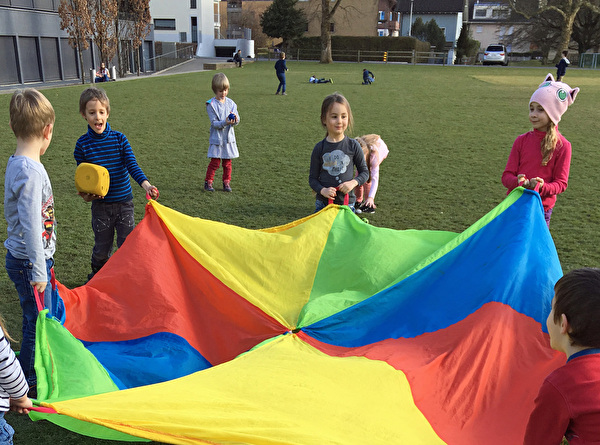 Spiel mit dem Fallschirmtuch