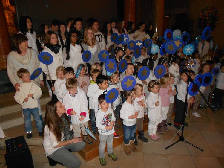 Die Kindergarten-Kinder sangen mit Oberstufenschülern.
