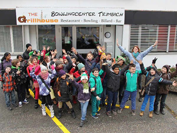 Kinder jubeln vor dem Bowlingcenter
