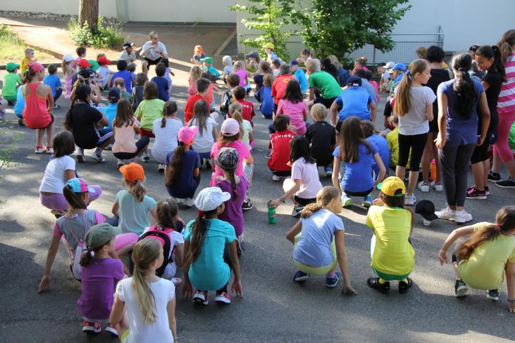 Die Kinder der Schule Bannfeld beim Warm-up für den Fit4future-Sporttag.