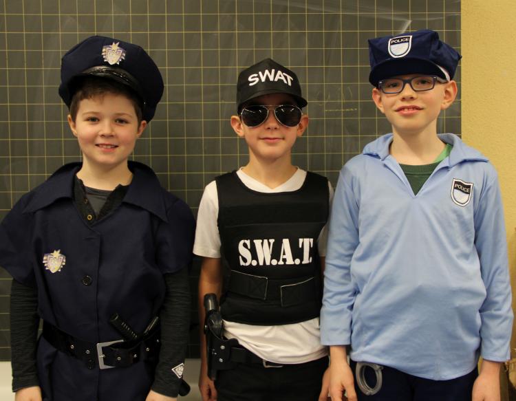 Die Polizei ist auch dabei.