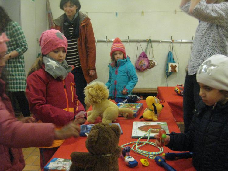 Im Kindergarten fand eine Spielzeug-Tauschbörse statt.