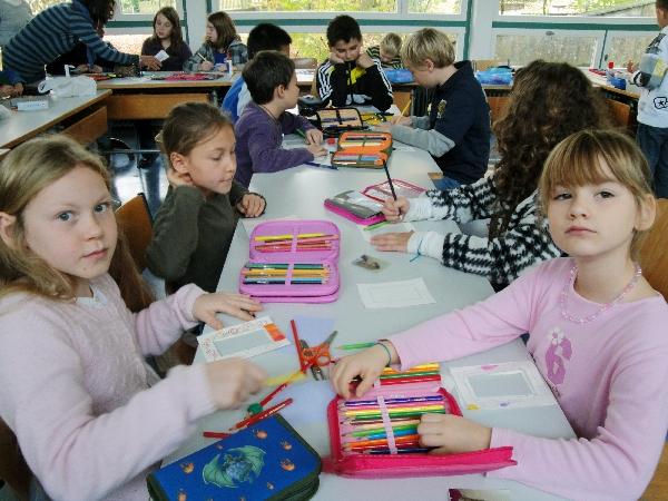 Friedenskärtchen werden hergestellt.