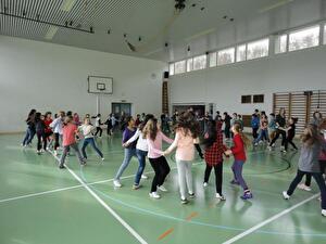 Tanzen in der Turnhalle.