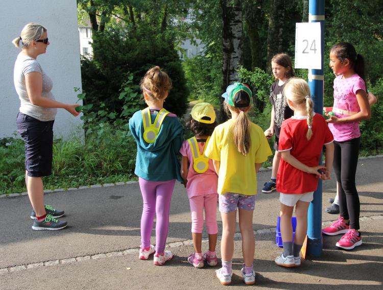 Erst erklären die Lehrerinnen und Lehrer die Posten.