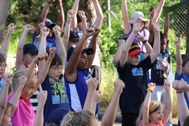 Die Kinder der Schule Bannfeld beim Warm-up für den Fit4future-Sporttag.