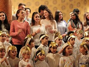 Kindergarten-Kinder singen