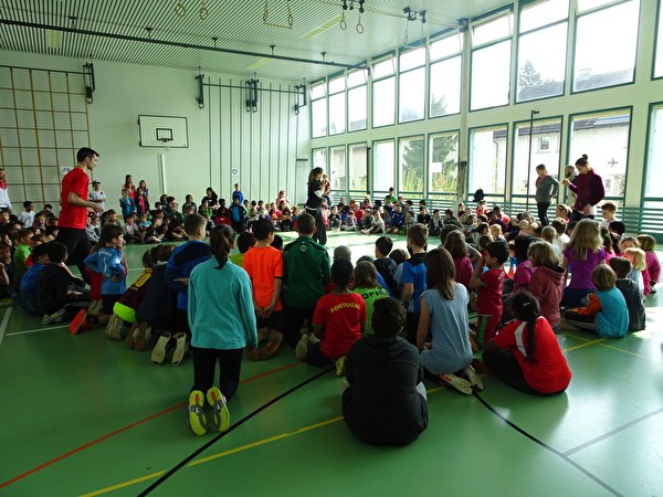 Kinder versammeln sich in der Turnhalle
