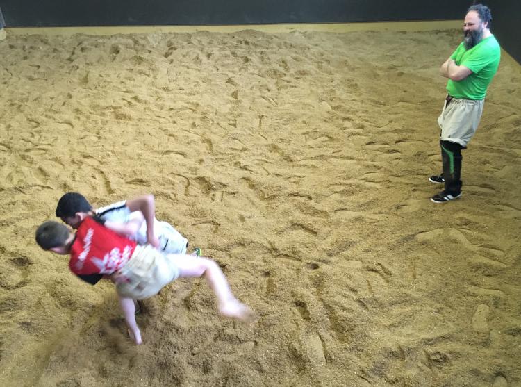 Am Dienstag Nachmittag gingen wir schwingen .
Es fand im Sälischulhaus statt, also dort trafen wir uns mit den Velos.
Wir spielten Sitzball, danach stellte sich Gregor vor. Er zeigte uns einen Schwung, den wir dann nachmachten. Er hiess “kurz”, dann machten wir “Krottendrehen”. Ich gewann mit Helena und Emma. Wir machten ein Schwingfest, also ein Turnier. Als wir fertig waren, zogen wir uns um. Es war toll.


Beat und Clemens
