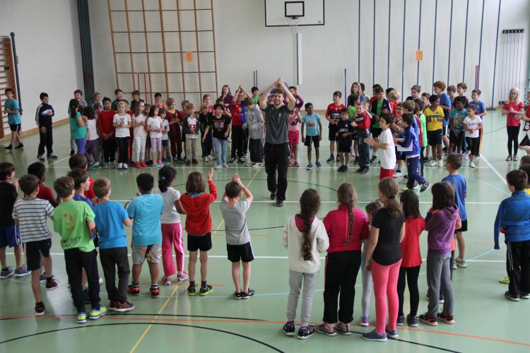 Zunächst besammelten sich alle Kinder in der Turnhalle für das Warm-up.
