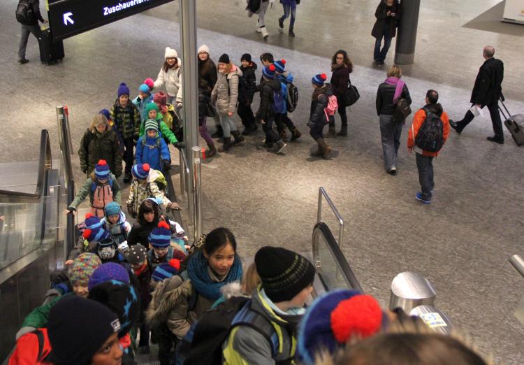 Via Rolltreppe geht's zum Treffpunkt am Flughafen Zürich-Kloten.