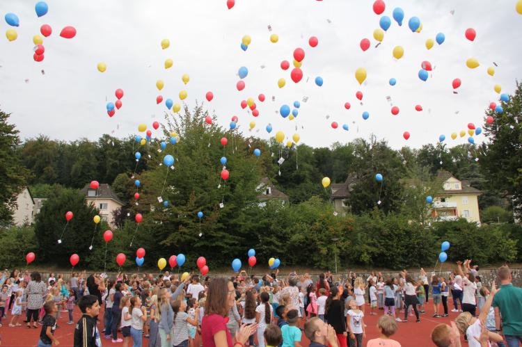 Und dann dürfen die Ballons endlich in die Lüfte steigen.