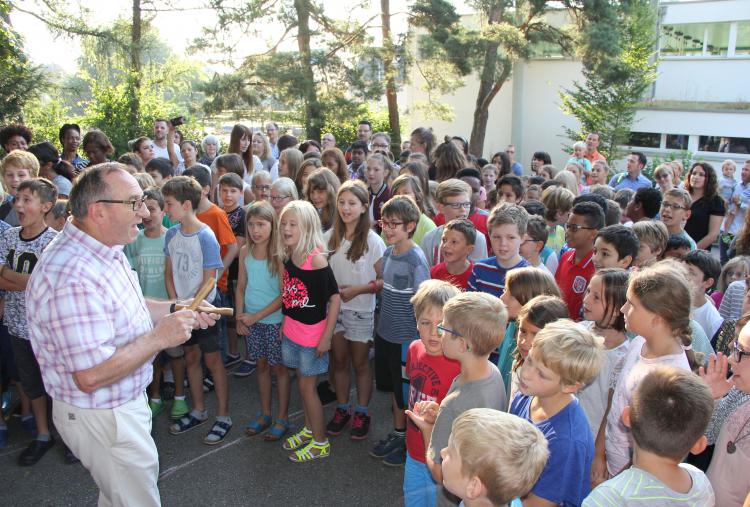 Die 2.-6. Klässler begrüssten die neuen Primarschüler mit dem obligaten Bannfi-Lied.