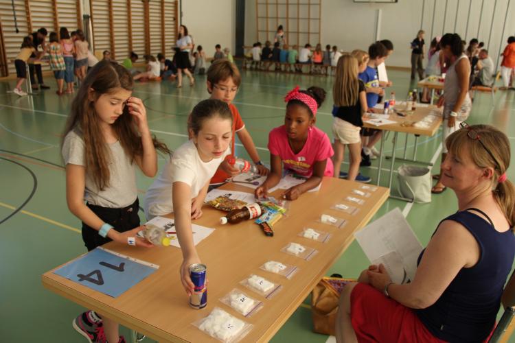 In der Turnhalle ging es weiter mit der Arbeit an verschiedenen Posten zum Thema Ernährung.