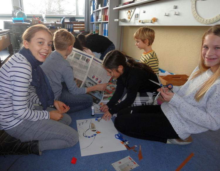 Die Schülerinnen und Schüler stellten Friedens-Collagen her.