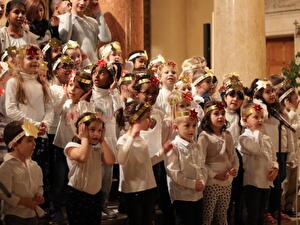 Kindergarten-Kinder singen
