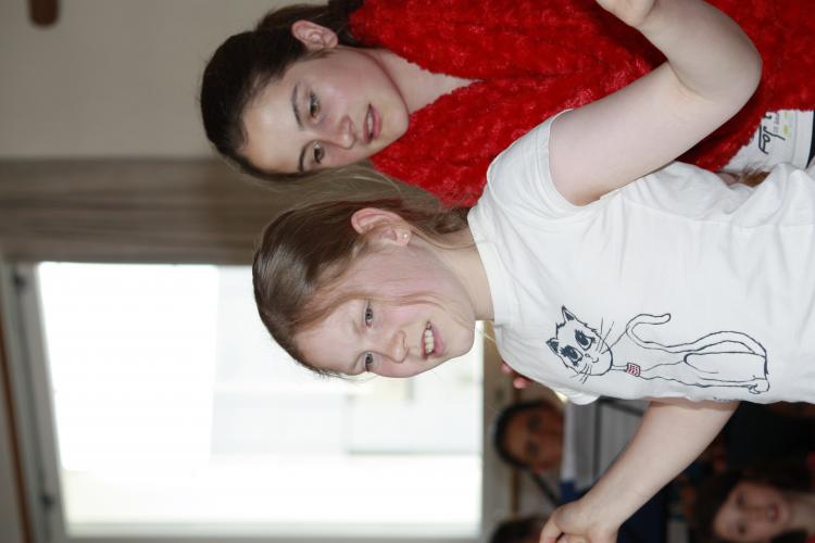 Prinz (Ita Müller) und Rose auf der Erde (Salome Maritz)