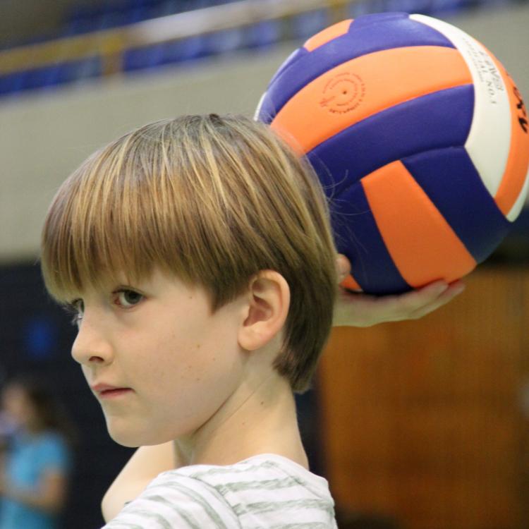 Konzentration vor dem Ballwurf beim Brennball.