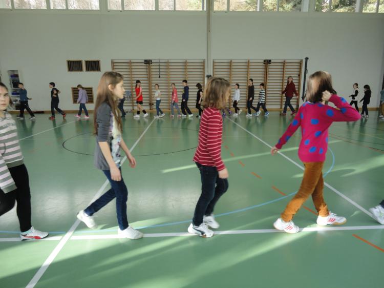 Tanzen in der Turnhalle.
