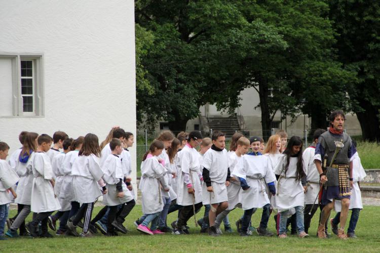 Ein erstes Mal wird das Marschieren geübt.
