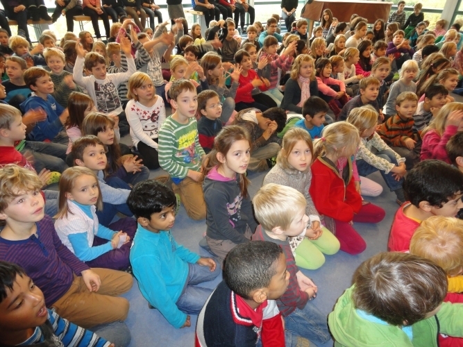 Die Kinder singen das Friedenslied.