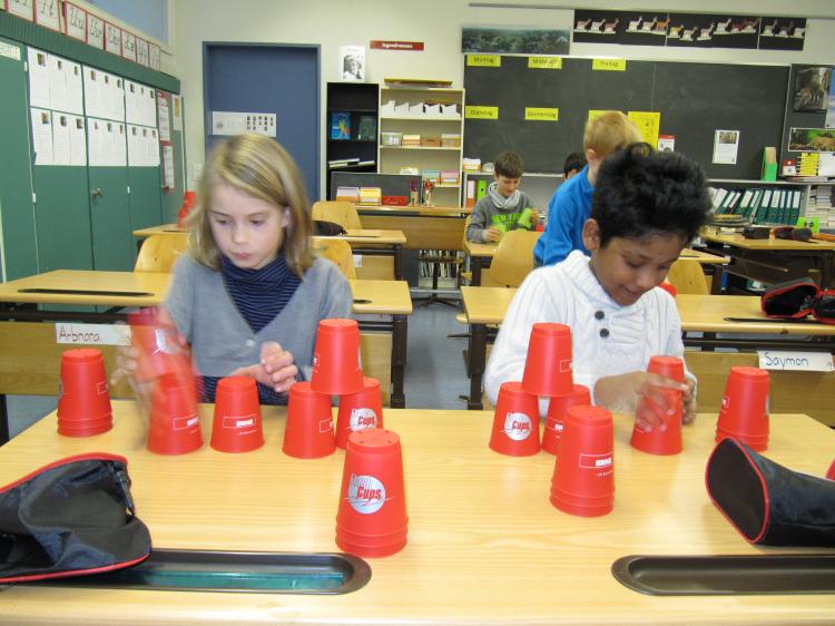 Speed Stacking - Becher stapeln, so schnell es geht.