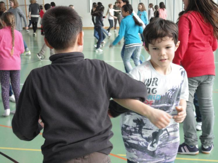 Tanzen in der Turnhalle.