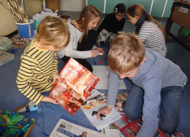 Die Schülerinnen und Schüler stellten Friedens-Collagen her.