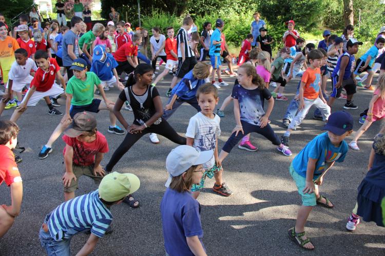 Die Kinder der Schule Bannfeld beim Warm-up für den Fit4future-Sporttag.